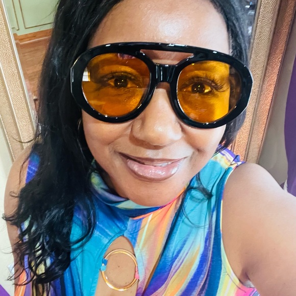 Accessories - Oversize Sunglasses